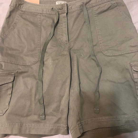 LL Bean size 8 regular knee length shorts NWT - Picture 1 of 1